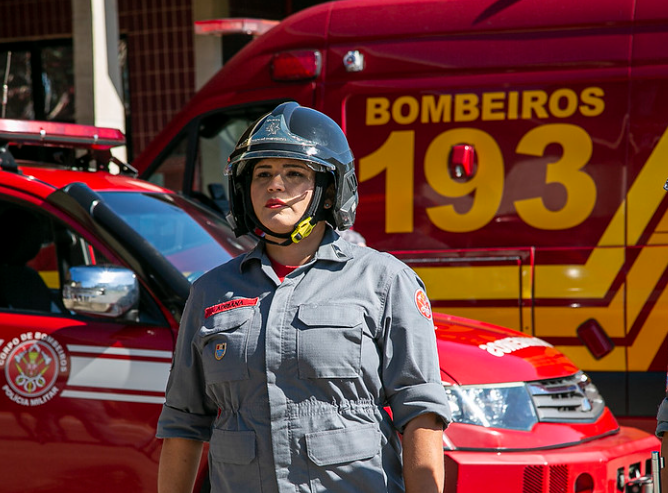 Governo de SP entrega 61 viaturas durante formatura de oficiais bombeiros