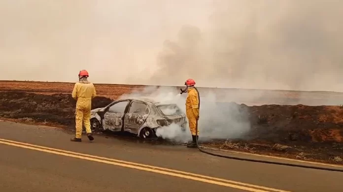 Fogo destrói carro e deixa uma mulher gravemente ferida no interior de SP